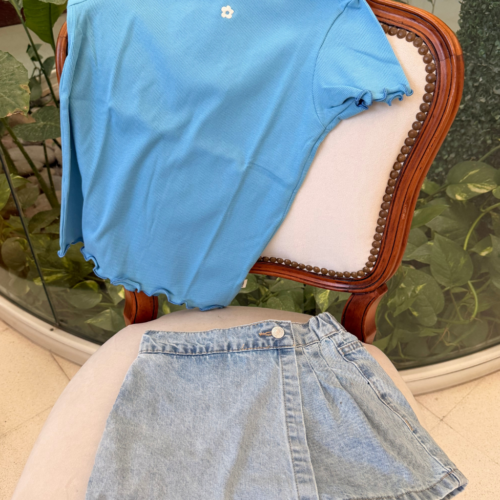 REMERA BECCA CELESTE